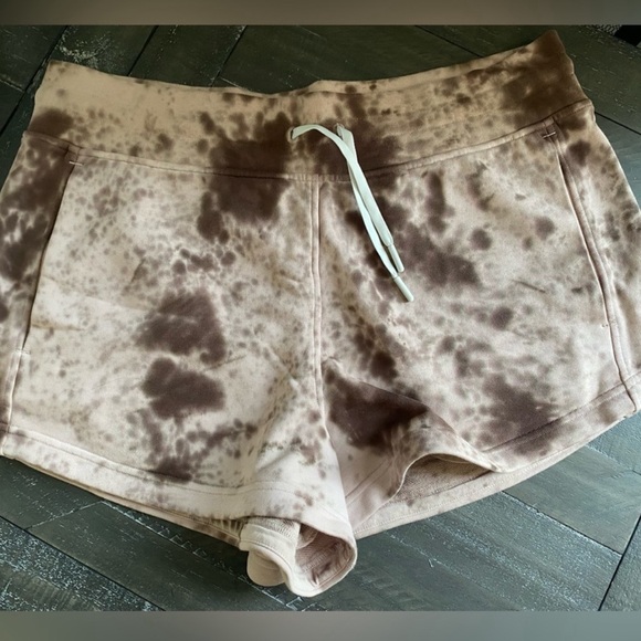 Lululemon innner glow shorts - Picture 3 of 4